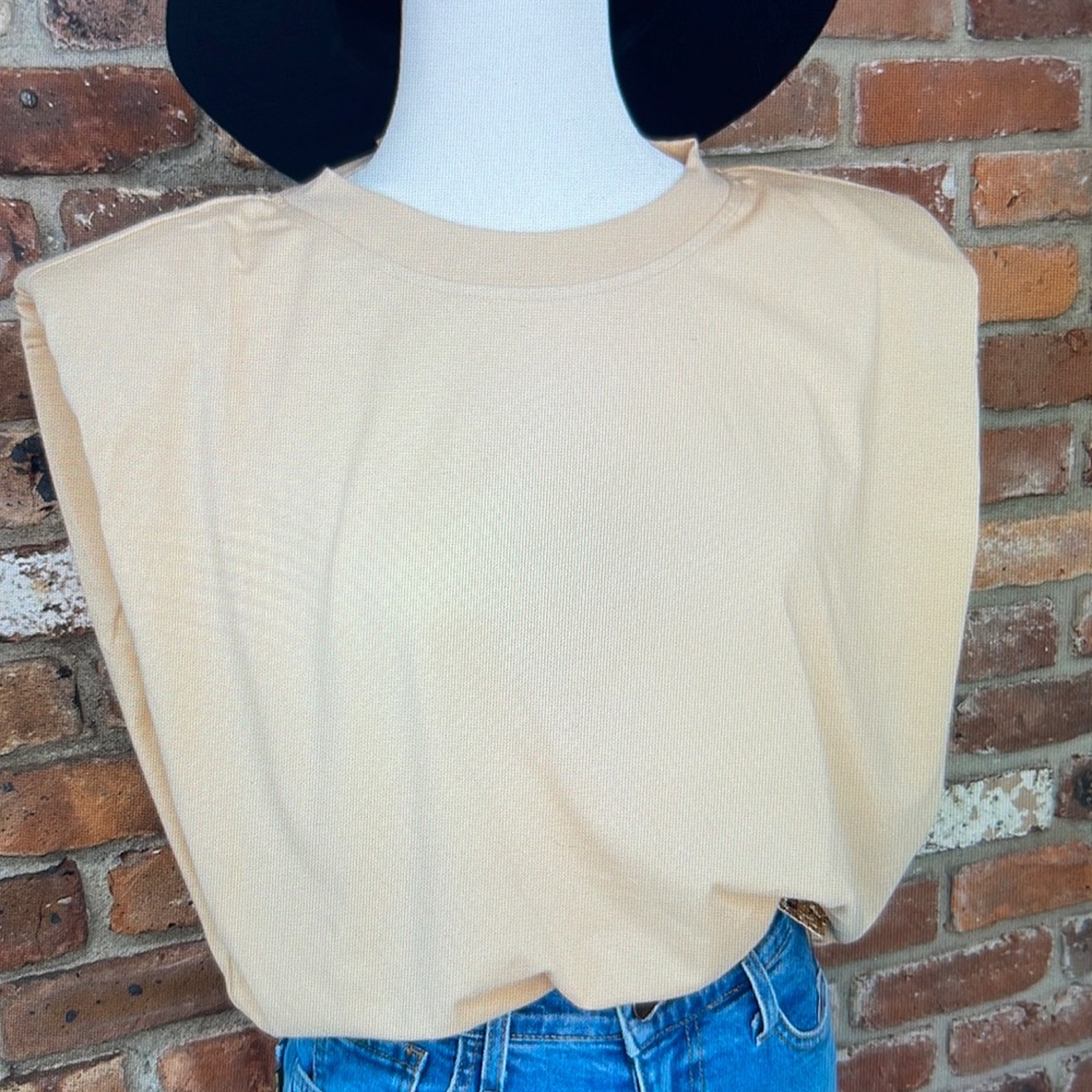 Padded shoulder tee